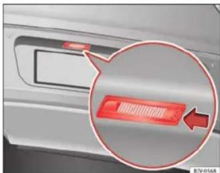 SEAT Leon SC (2013) - Remplacement des ampoules de l'éclairage de la plaque d'immatriculation1) - 1