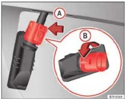 SEAT Leon SC (2013) - Remplacement des ampoules de l'éclairage de la plaque d'immatriculation1) - 2