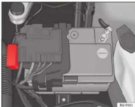 SEAT Ibiza SC (2011) - Affectation de fusibles dans le compartment moteur sur la batterie - 1