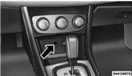 Chrysler 200 Sedan (2014) - Branchementd'uniPod MD oud'un dispositifUSBexterne - 1