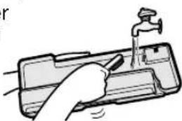SHARP FUS63E - Waschen Sie die Innenseite der Wanne mit Wasser aus, um Verunreinigungen zu entfernen. - 1