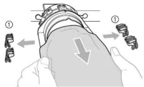 BROTHER PR600 - Retirez les attaches et tirez le tissu vers vous pour détacher le matériau stabilisateur de son support. - 1