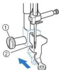 BROTHER Innovis VQ2 - Fixez le pied pour quilting (courtepointe) en mouvement libre « C » à l'avant, la vis du support du pied-de-biche alignée sur l'encoche du pied pour quilting (courtepointe). - 1