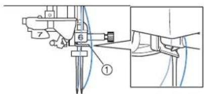 BROTHER Innovis VQ2 - Tout en tenant le fil de la bobine, tirez le fil par l'encoche inférieure dans la plaque du guide-fil, puis faites-le passer par l'encoche supérieure. Tenez l'extrémité du fil de votre main gauche, et guidez le fil par l'encoche, dans le sens des flèches illustrées. - 2