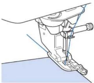BROTHER Innovis VQ2 - Abaissez le pied-de-biche afin que son guide se trouve exactement contre le bord du tissu. - 1