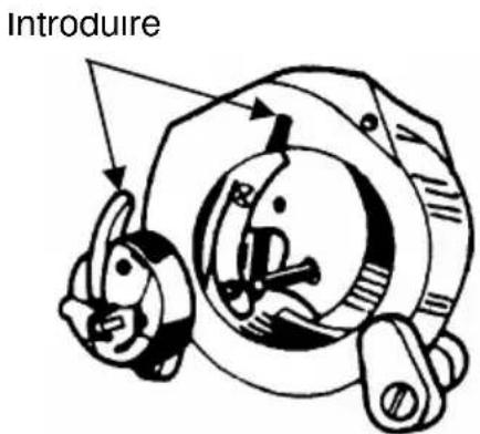 AEG NM230 - INTRODUIRE LE BOITIER DE LA CANETTE DANS LE BRAS DE LA MACHINE À COUDRE - 2