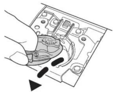 TOYOTA ECO15CJ - Soulevez le logement de la canette de sorte que la pièce de passage au-delà de la pièce d, comme illustré. - 3