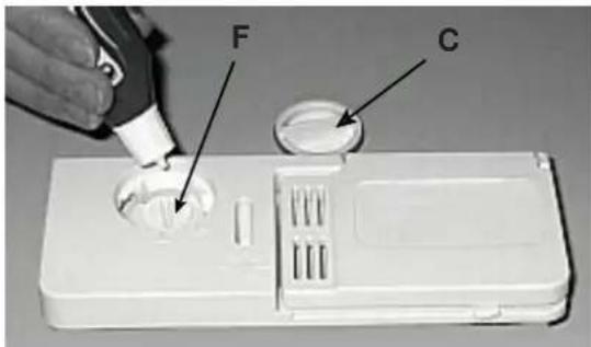 Ariston Thermo LI672A - Loading the rinse aid. - 1