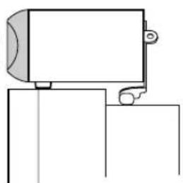 YAMAHA AVS77 - Senken Sie die Halterung ab, so dass sich die Frontlautsprechereinheit in einer ebenen Position befindet, undziehen Sie die Schrauben dann fest. - 2