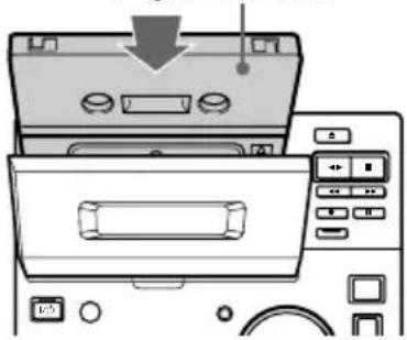SONY CMTCP100 - Chargement d'une cassette - 1