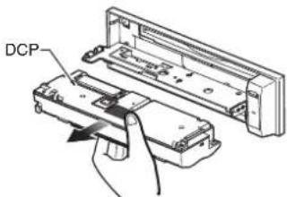 CLARION DXZ588RUSB - Retirar o painel de controlo destacável (DCP) - 2
