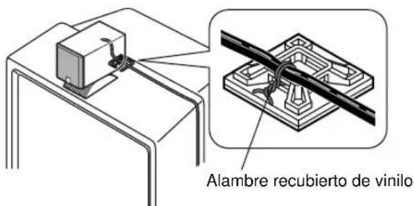 YAMAHA NSU40P - Instalación del altavoz central en la parte superior del monitor con el soporte del altavoz fijado al altavoz. - 2