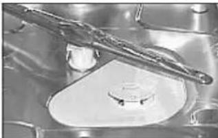 SCHOLTES LVI 1266 MGI - Het reinigen van de sproeiarmen - 1