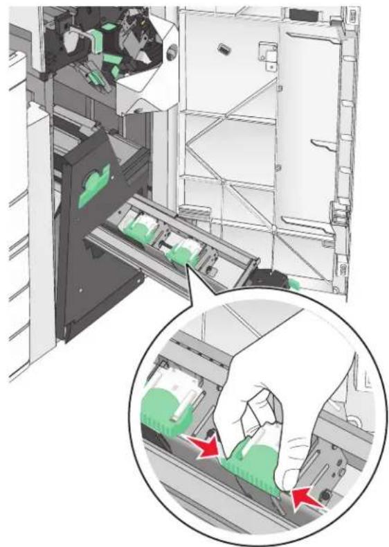 LEXMARK C950 - Remplacement de la cartouche d'agrafes dans l'unité d'agrafage de livrets - 3