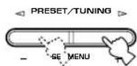 YAMAHA DSPAX640SE - Premere PRESET/TUNING ◀/▷ (PRESET ∧/∨ sul telecomando) per selezionare un numero di preselezione (da 1 a 8). - 1