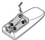 SONY MHCRX70 - Inserção de das pilhas R6 (tamanho AA) no telecomando - 2