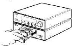 DENON DF100MC - ■Cargar discos en el platillo del disco - 1