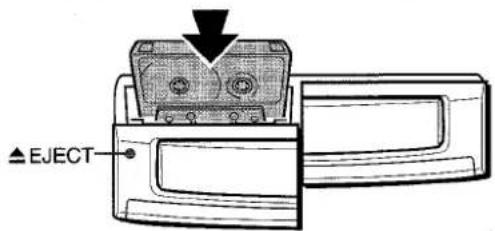 AIWA CXNMT50 - Appuyer sur la touche TAPE puis appuyer sur la marque ▲ EJECT pour ouvrir le porte-cassette. - 1