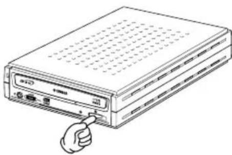 YAMAHA CRW2200SX - Insertion d'un disque - 1