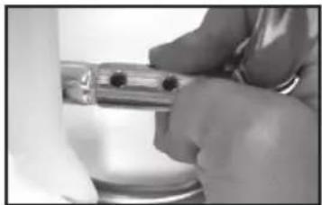 Chapin 63900 - INSTALLING THE PUMP HANDLE - 3