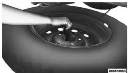 RAM 3500 (2016) - Dépose de la roue de secours - 5