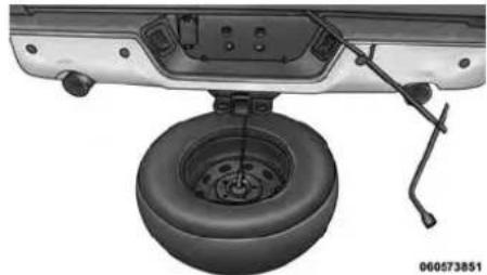 RAM 3500 (2016) - Dépose de la roue de secours - 3