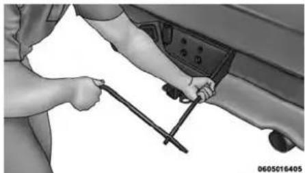 RAM 3500 (2016) - Dépose de la roue de secours - 2