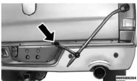 RAM 3500 (2016) - Dépose de la roue de secours - 1