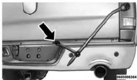 RAM 3500 (2016) - Dépose de la roue de secours - 1