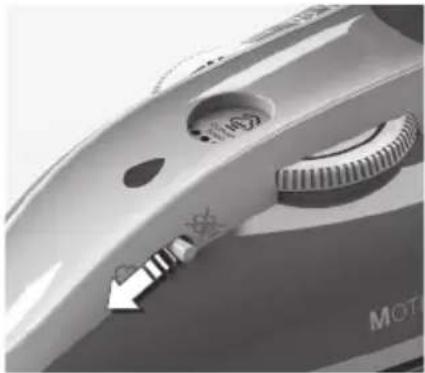 ELECTROLUX Motion EDBT800 - A gözölös vasaló feltöltése vízzel. - 1