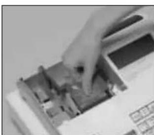 CASIO SEC300 - Pour installer le rouleau de papier du journal - 5