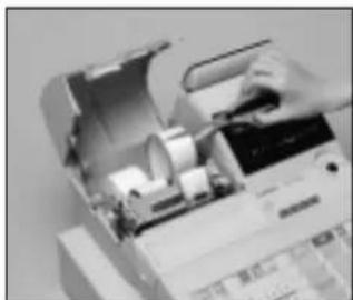 CASIO CE7000 - Pour remplaçer le rouleau de la bande de contrôle - 6