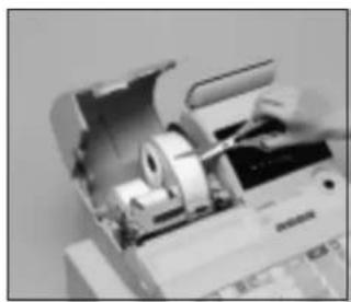 CASIO CE6100 - Pour remplaçer le rouleau de la bande de contrôle - 8