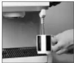 Solis Crema SL 70 - Pre-heating the cups - 2