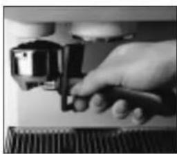 Solis Crema SL 70 - With the appliance ready, fit the appropriate filter (one-cup or two-cup) into the filter holder. - 4