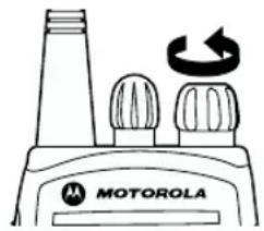 MOTOROLA CP040 - A RÁDIÓ BE- ÉS KIKAPCSOLÁSA A HANGERÖ BEÁLLITÁSA - 2