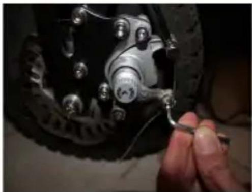 SXT 1000 Turbo - ADJUSTING BRAKES - 2