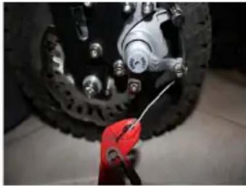 SXT 1000 Turbo - ADJUSTING BRAKES - 1