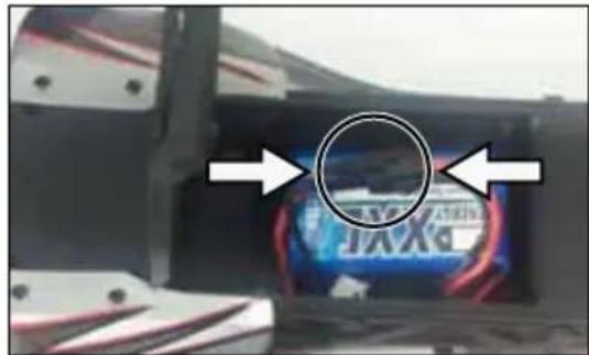 XciteRC Shortcourse one12 - Insert the drive battery - 2