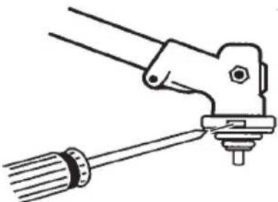 MCCULLOCH B428 PS - REPLACING THE TRIMMER HEAD - 1