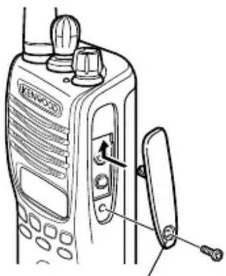 KENWOOD TK3312 - ANBRINGEN DER ABDECKUNGÜBER DEN LAUTSPRECHER-/ MIKROFONBUCHSEN - 1