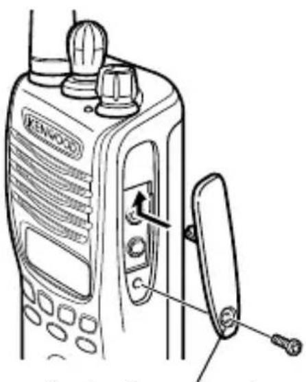 KENWOOD TK2312 - INSTALLATION DU CACHE DES PRISES DU MICROPHONE À HAUT-PARLEUR - 1