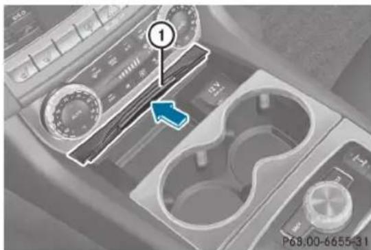 Mercedes-Benz CLS Coupe (2012) - Compartiments de rangement dans la console centrale - 1