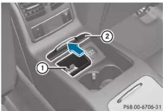 Mercedes-Benz CLS Coupe (2012) - Cendrier dans la console centrale de l'habitacle arrêté - 1