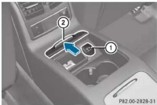 Mercedes-Benz CLS Coupe (2012) - Prise de courant dans la console centrale du compartment arrête - 1