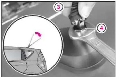 Mercedes-Benz AClass (2008) - アダプターを取り付ける - 1