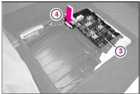 Mercedes-Benz AClass (2008) - ヒューズボックスの位置 - 2