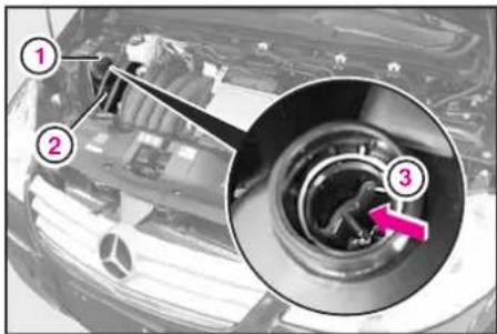 Mercedes-Benz AClass (2008) - 冷却水の量を点検する - 1