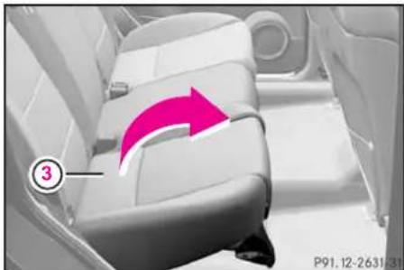 Mercedes-Benz AClass (2008) - リアシートを倒す - 1