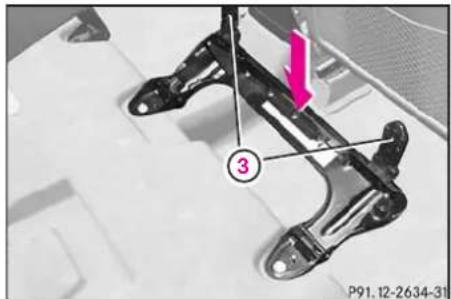 Mercedes-Benz AClass (2008) - リアシートクッションを取り外す - 1